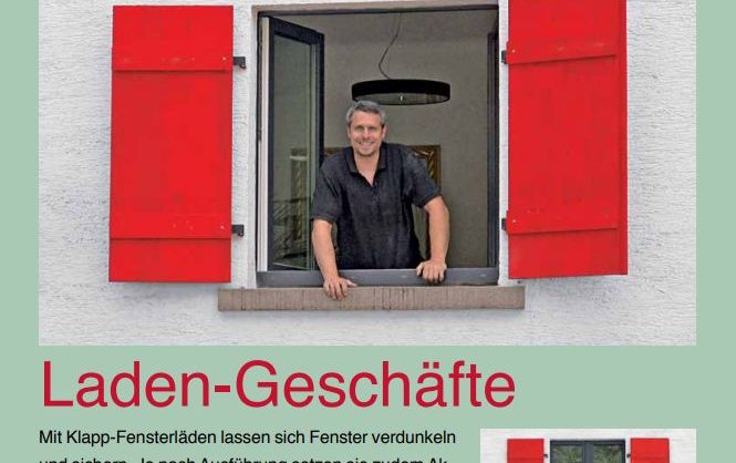 Klapp-Fensterläden einbauen 12 Bild eines Mannes, der aus einem Fenster schaut, das offene rote Fensterläden hat. Darunter steht Text über die Anleitung Fensterläden selbst anzubringen.