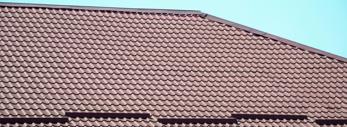 Dach mit Ziegeln und Regenrinne