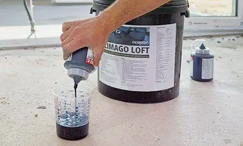 Farbpigmente für Badezimmer Betonoptik werden in Messbecher gefüllt.