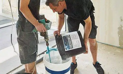 Mischen von Farbpigmenten und Spachtelmasse für Badezimmer Betonoptik.