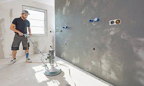 Vorbereitung des Bodens mit einer Schleifmaschine.