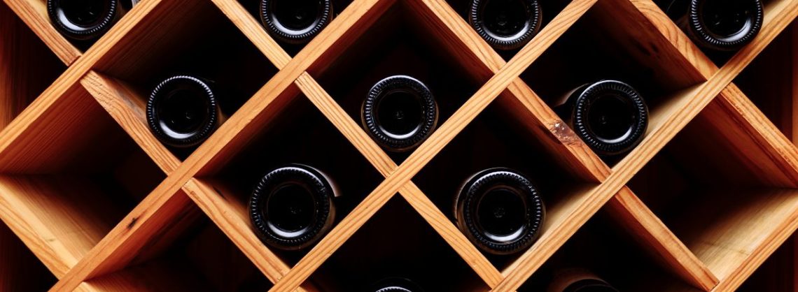 Weinregal aus Holz mit Flaschen