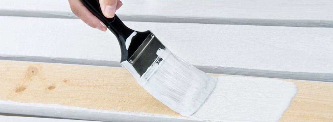 Diese Verbrauchsmaterialien sollten Heimwerker immer vorrätig haben 4 jemand mal mit einem Pinsel Holzlatten an