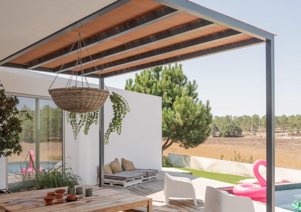 Sonnenschutz aus Holz auf der Terrasse mit Pool