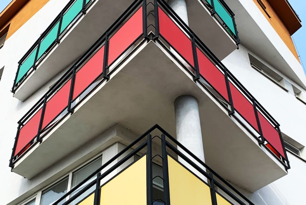 Bild von Balkonen mit farbiger Bespannung