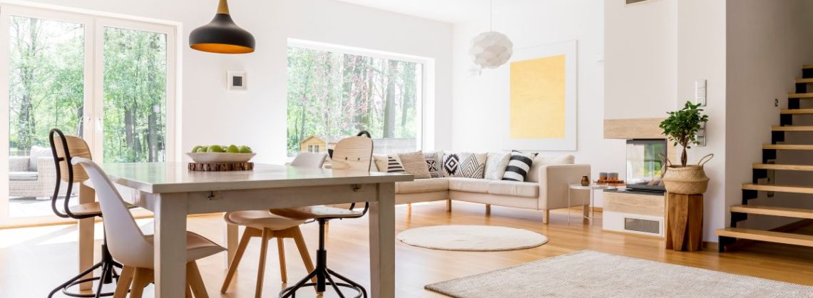 helles Wohnzimmer mit natürlichem Licht