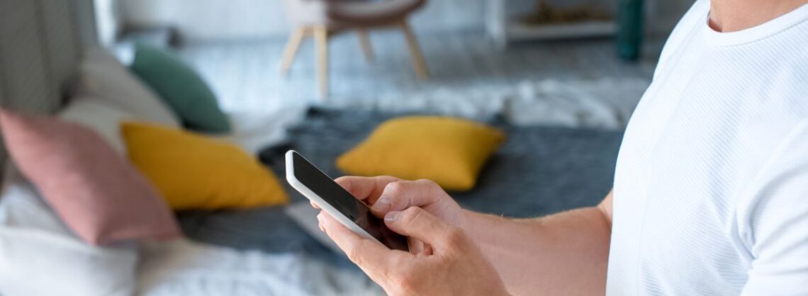 Mann mit Smartphone