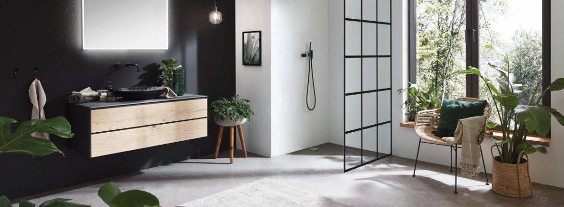 Beispiel für eine Duschglaswand mit Motiv. Minimalistische Struktur in Schwarz.