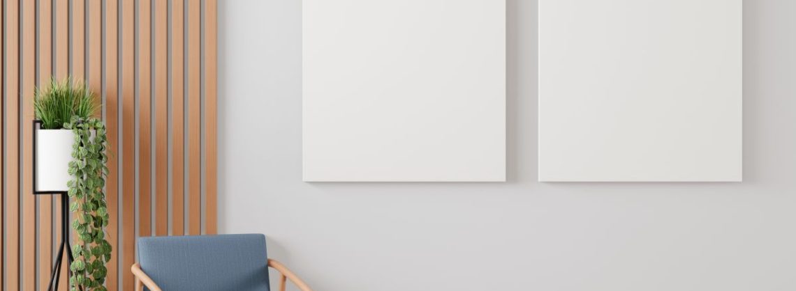 wohnzimmer mit Sessel und Akustikpaneel an der Wand