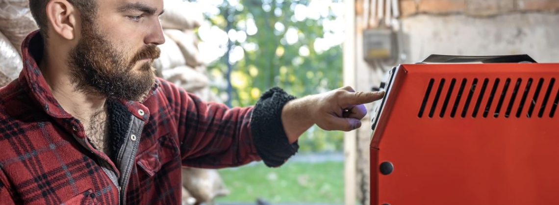 Mann mit Festbrennstoffkessel envato elements puhimec