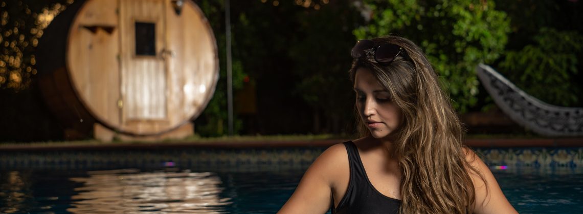 Pool wird beheizt mit Wärmepumpe, Frau im Pool.