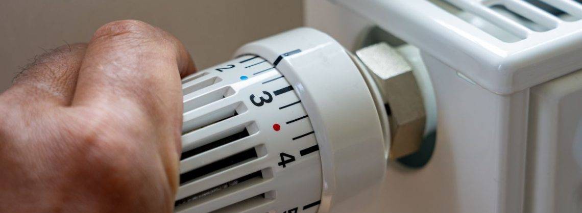 Heizungslösungen. Hand die am Regler der Heizung die Temperatur einstellt.