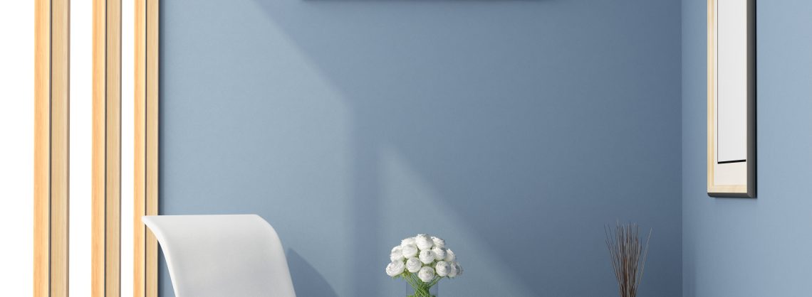 Raum mit blauen Wänden und einer großen Fensterfront und Sitzmöbeln. An der Wand befindet sich eine Klimaanlage.