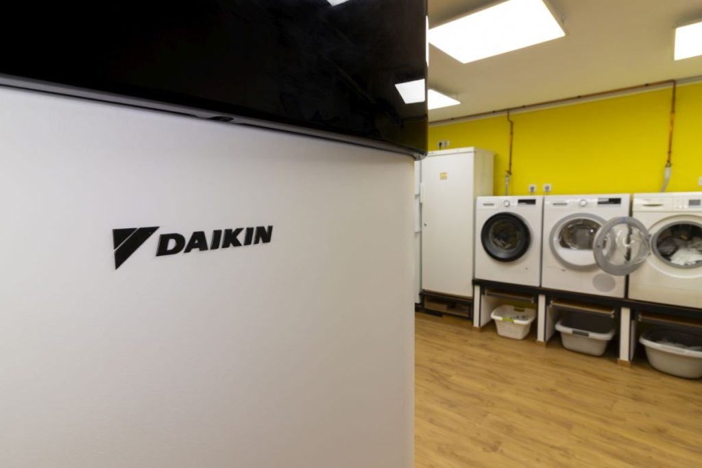 Daikin_Scholl Heizungskeller mit Waschmaschinen und Wärmepumpe