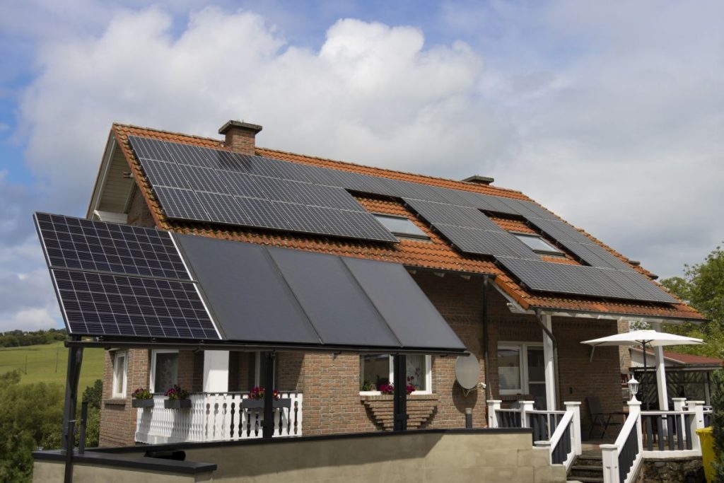 Daikin_Scholl Photovoltaikanlage und Solarthermie auf dem Haus