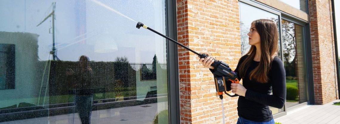 Positec Fenster Reinigung durch Frau.