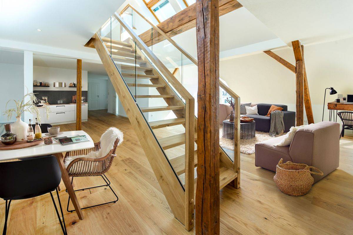 Treppen-Aufstockung von unten aus dem Wohnbereich.