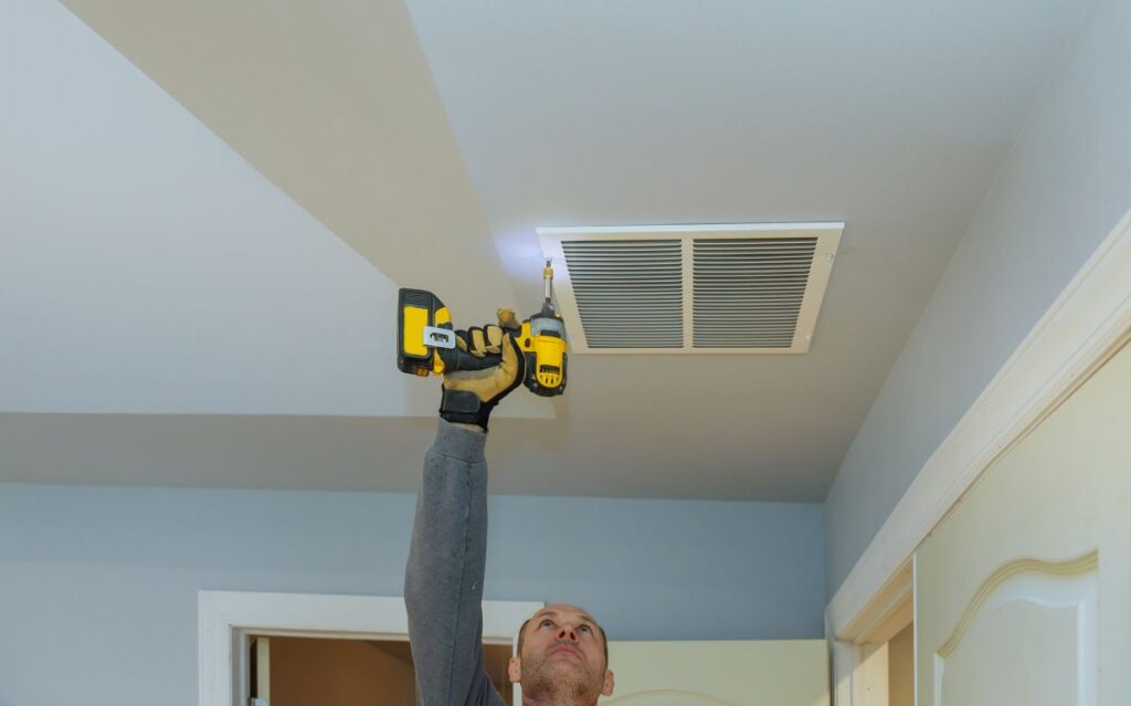 envato elements photovs_Arbeiter installiert Lüftungsanlage in Wohnung