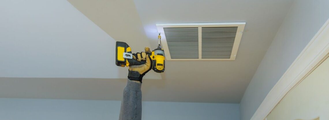 envato elements photovs_Arbeiter installiert Lüftungsanlage in Wohnung
