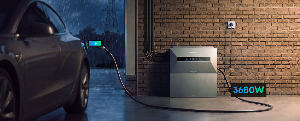 Weniger Sonne, mehr Planung: Wie intelligente Speicher Solarenergie effizienter nutzbar machen 2 Auto in Garage mit Wallbox