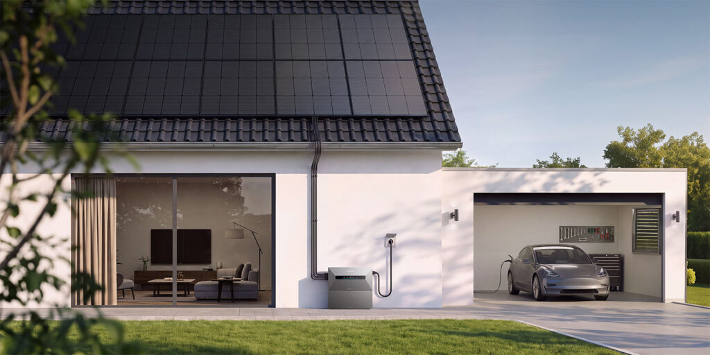 Haus mit Solarpaneelen auf dem Dach und E-Auto in Garage