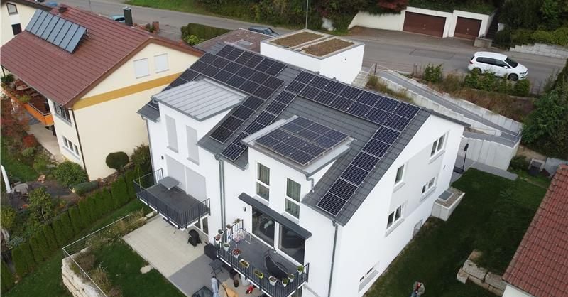 Haus von oben mit PV-Anlage