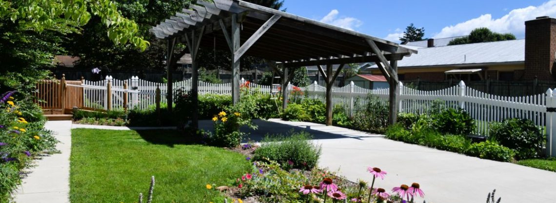 Carport fürs Auto mit Garten daneben