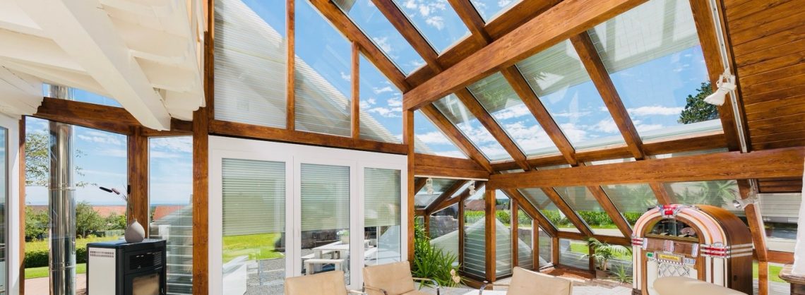 smarte Rollläden im Wintergarten im Haus mit Holzskelett