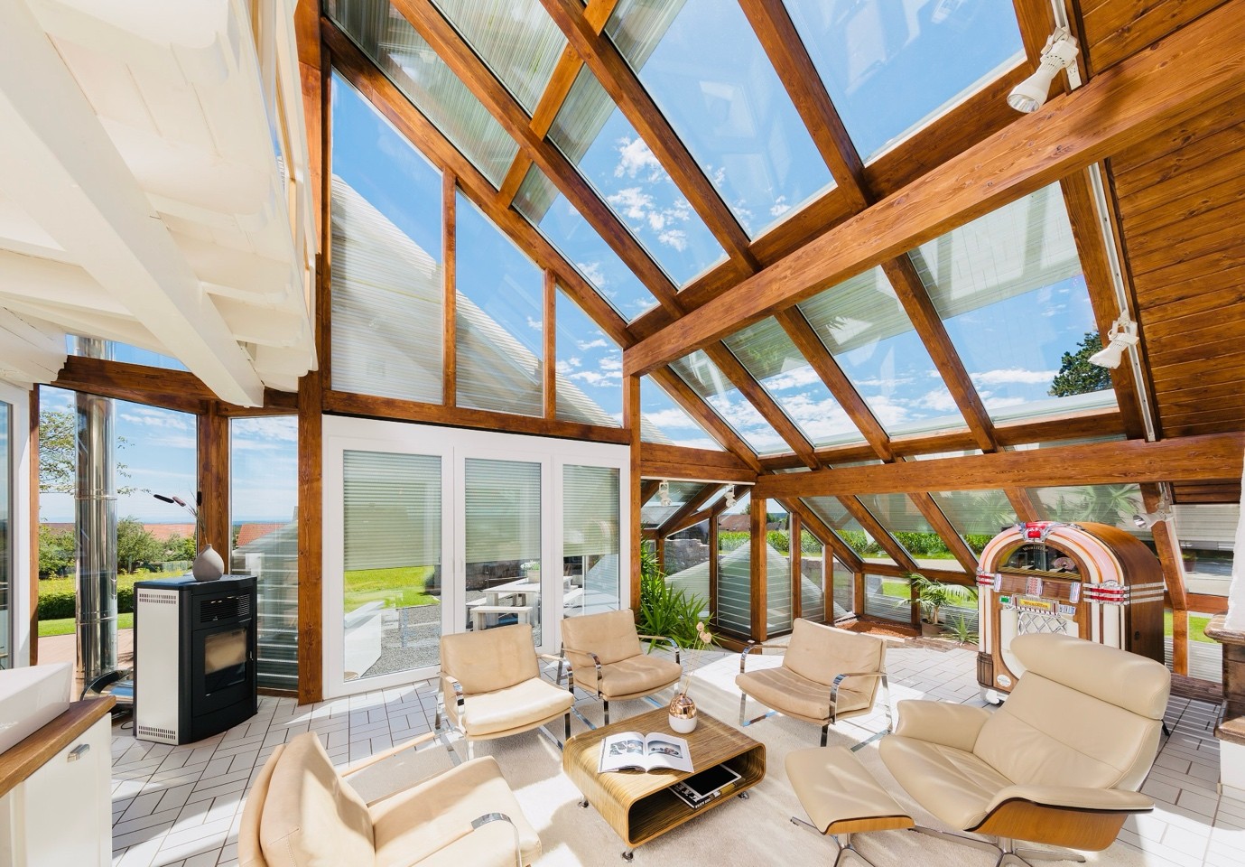 smarte Rollläden im Wintergarten im Haus mit Holzskelett