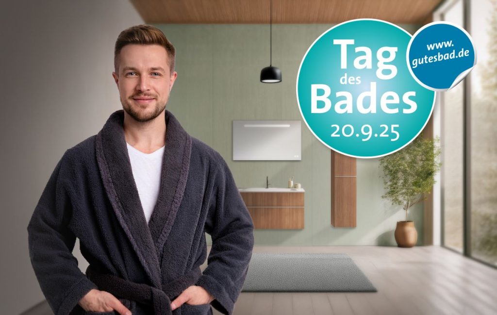 Mann mit Bademantel in Badezimmer