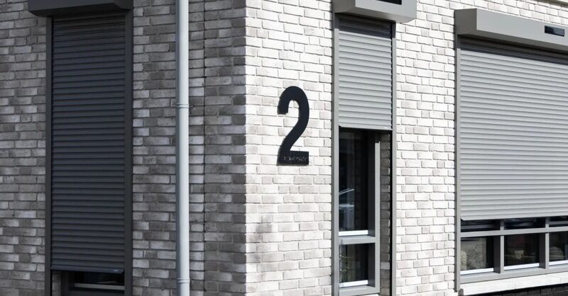 Sommerlicher Hitzeschutz am Fenster: Warum außenliegende Lösungen im Bestand immer wichtiger werden