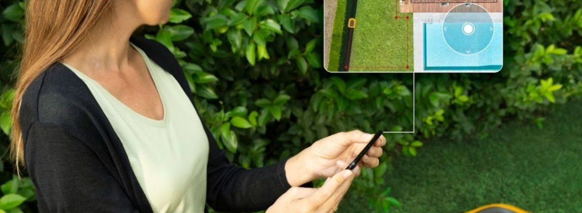 Stiga Frau steuert Rasenroboter per Handy