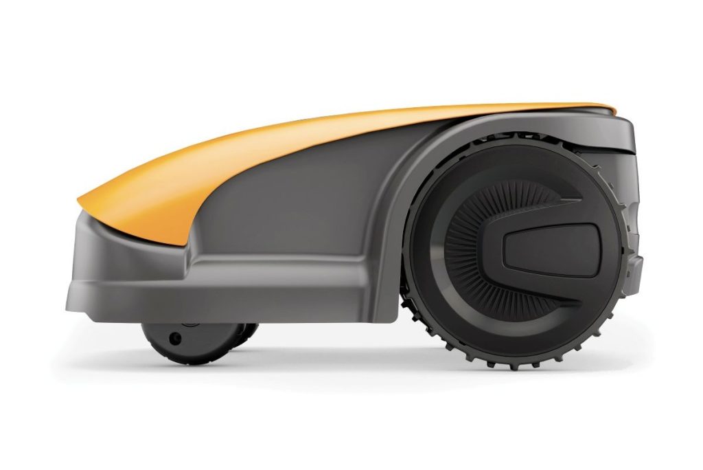 Stiga Rasenroboter von der Seite: Stiga Rasenroboter dunkel: Detailansicht des Rasenroboters. Der Roboter ist anthrazit und hat einen roten Schalter. Orangefarbig abgesetzte Elemente am Gehäuse. Die Vorderräder und Hinterräder sind im Detail zu sehen.