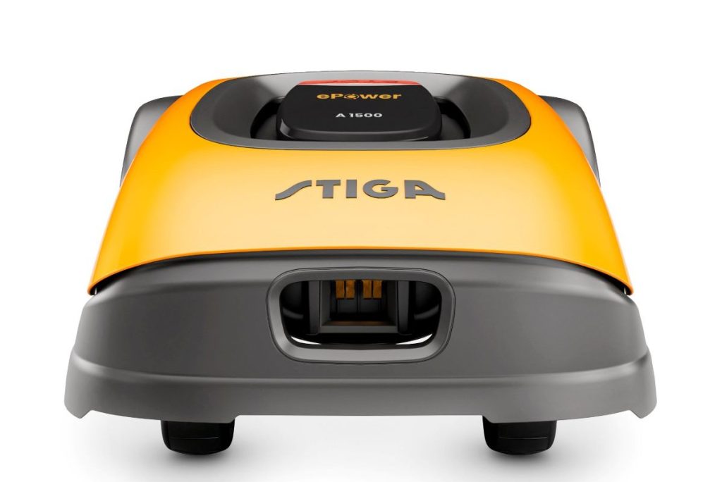 Stiga Rasenroboter von vorne: Stiga Rasenroboter dunkel: Detailansicht des Rasenroboters. Der Roboter ist anthrazit und hat einen roten Schalter. Orangefarbig abgesetzte Elemente am Gehäuse. Die zwei kleinen Vorderräder und die breite orange Front sind gut sichtbar.