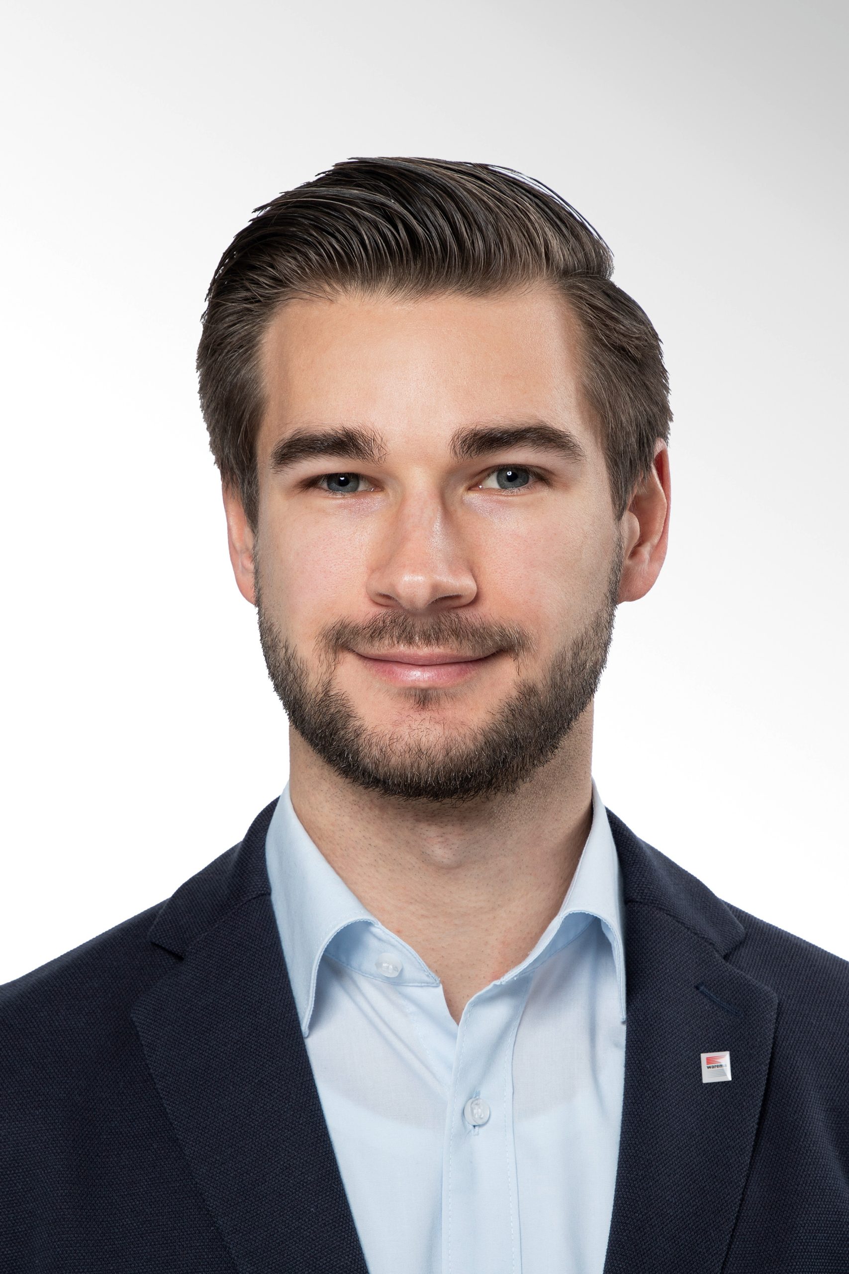 Profilfoto vom Warema Bauphysiker Markus Schwab. Er trägt ein hellblaues Hend, das oben offen geknöpft ist und darüber ein Sakko.