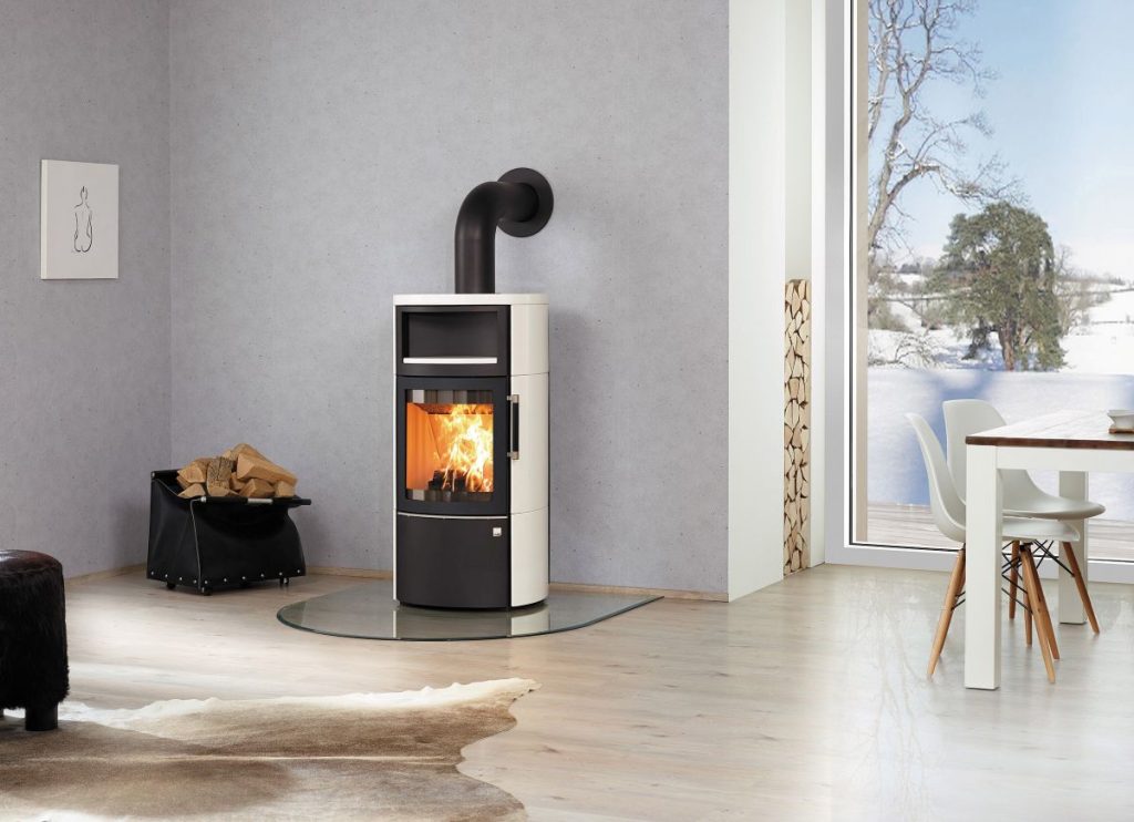 Neuer Katalysator sorgt sicher und komfortabel für schadstoffarmes Kaminfeuer 5 Ofen von Hark in gemütlichem Wohnzimmer