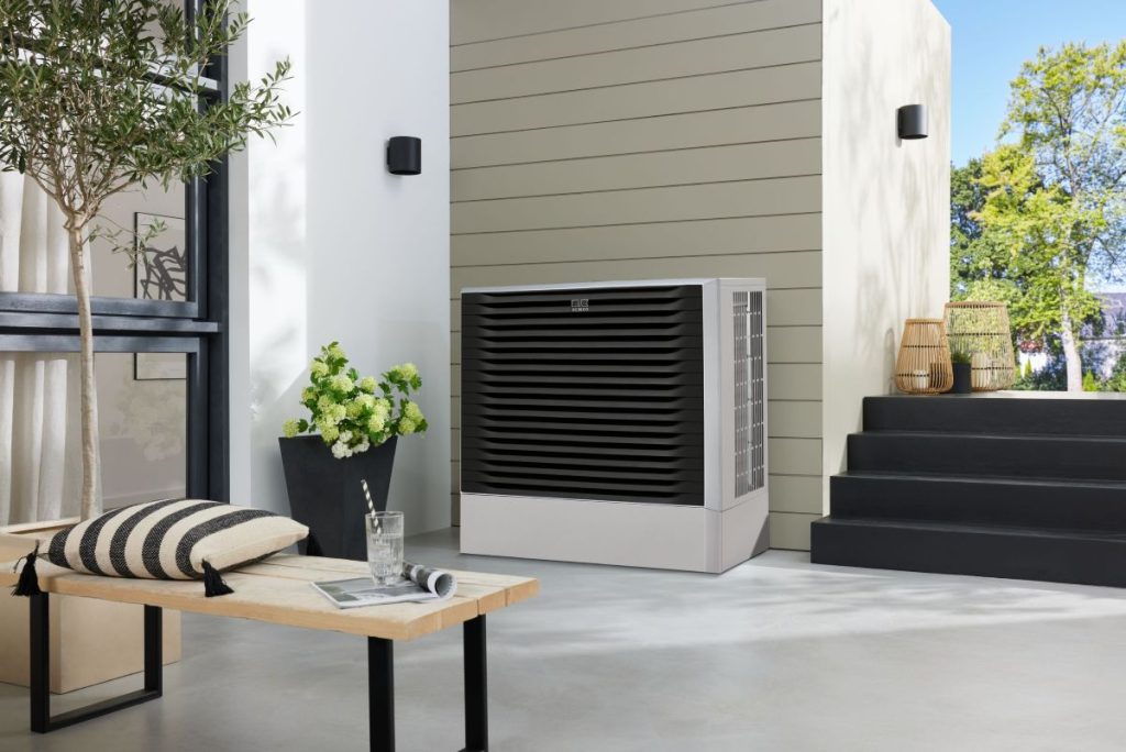 Bild von Wärmepumpe auf der gemütlichen Terrasse