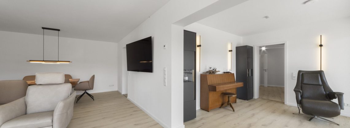 Die in einem Wohnzimmer installierte Deckenheizung ist nicht zu sehen.