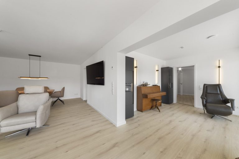 Themen 7 Die in einem Wohnzimmer installierte Deckenheizung ist nicht zu sehen.