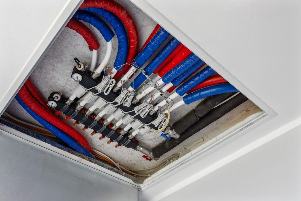 Hinter einer Klappe unter der Decke verbirgt sich der Heizkreisverteiler.