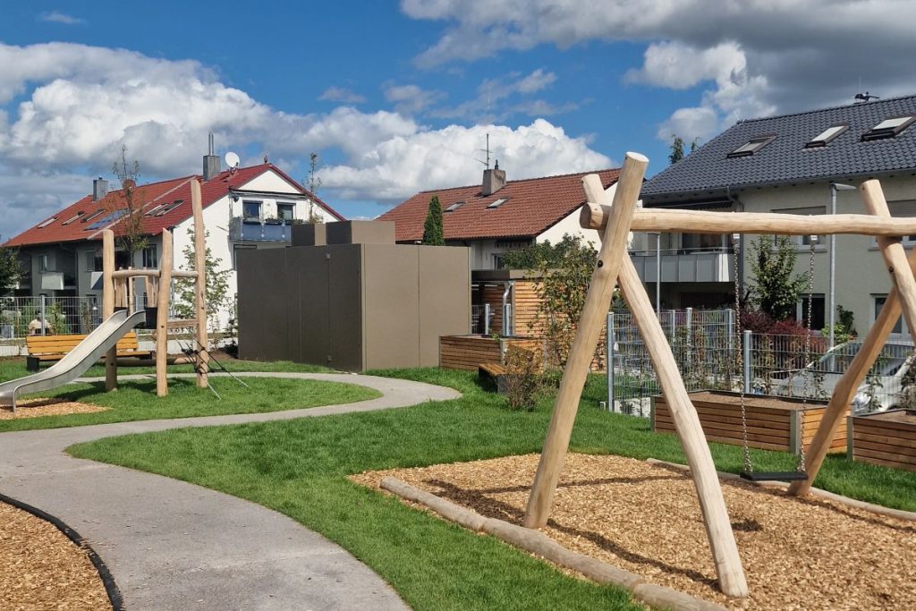 Für das perfekte Zusammenspiel – vom Garten bis zum Dach 4 Spielplatz in Wohngebiet mit Schallschutzwand