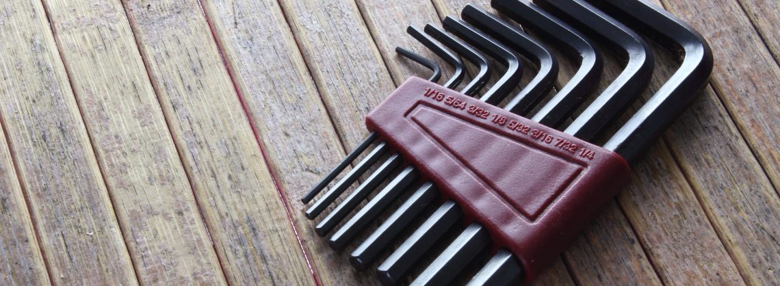 Sechskantschlüssel auf dem Tisch