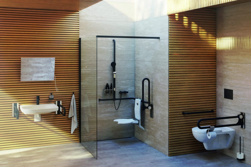 Traumbäder ohne Grenzen 4 Barrierefreies Badezimmer-Set mit schwarzen Haltegriffen und Armaturen vor Wänden in Holzlamellen-Optik.