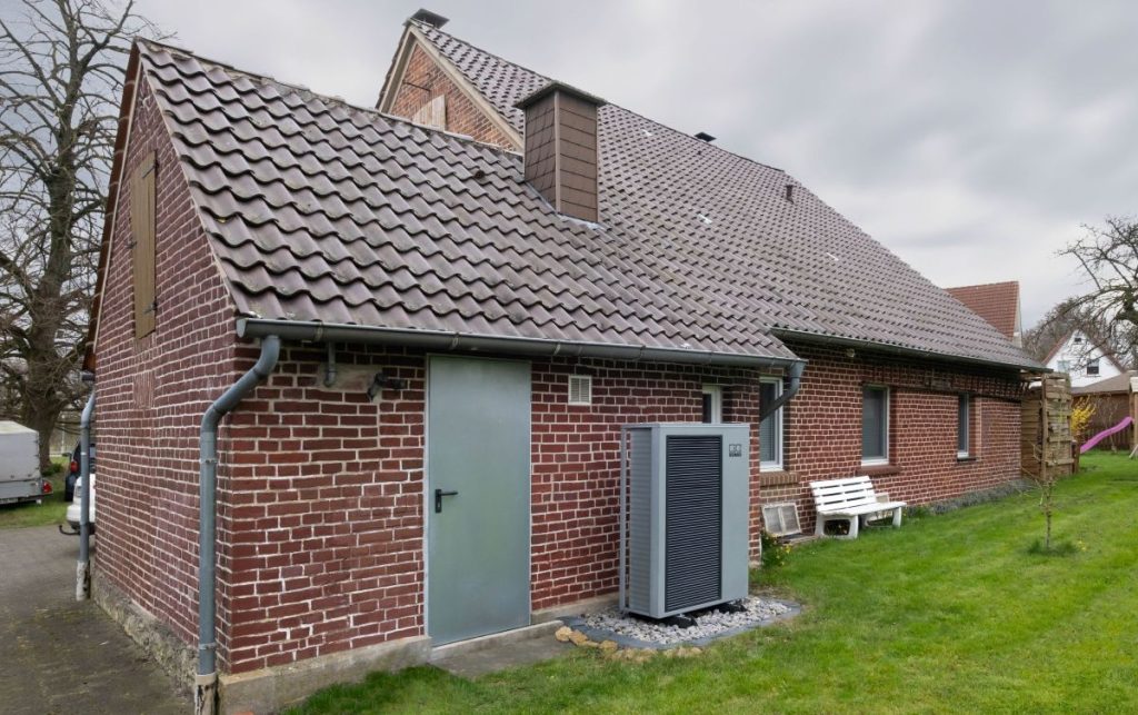 Backsteinhaus mit Wärmepumpe außen
