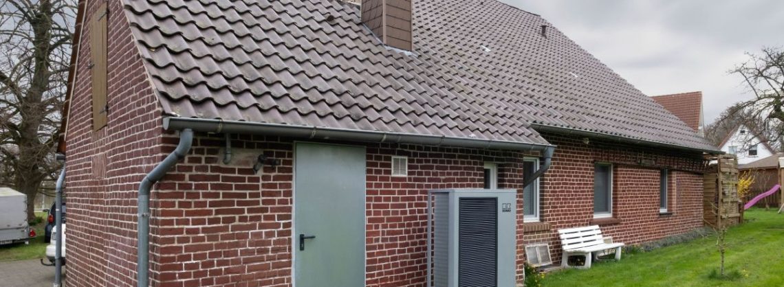 Backsteinhaus mit Wärmepumpe außen