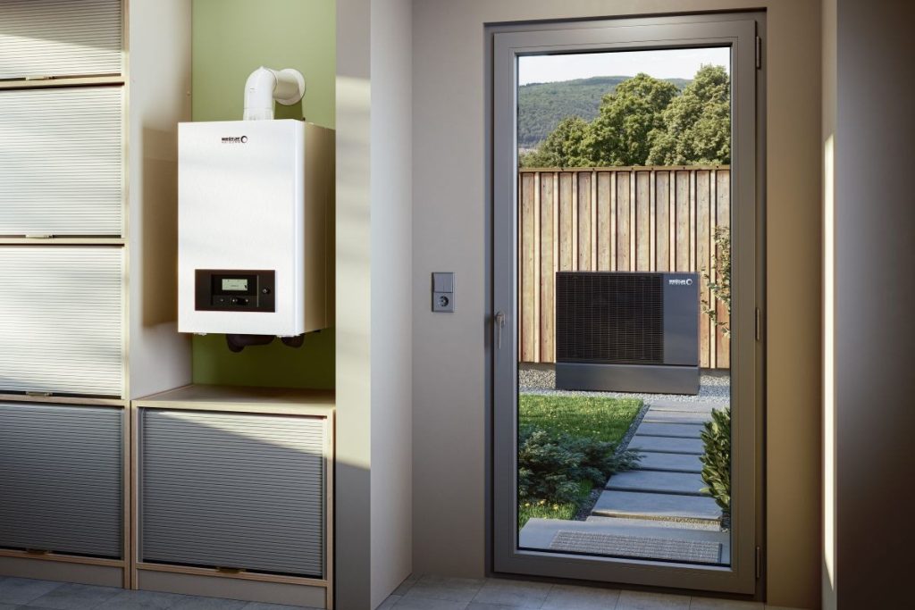 Gasbrennwertwandgerät im Haus und Wärmepumpe im Garten