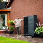 Renovieren – umfassender Ratgeber für Ihr Zuhause 4 Panasonic Bauherr mit Wärmepumpe vor dem Haus