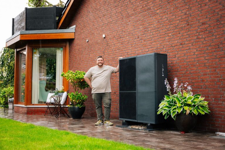 Themen 4 Panasonic Bauherr mit Wärmepumpe vor dem Haus