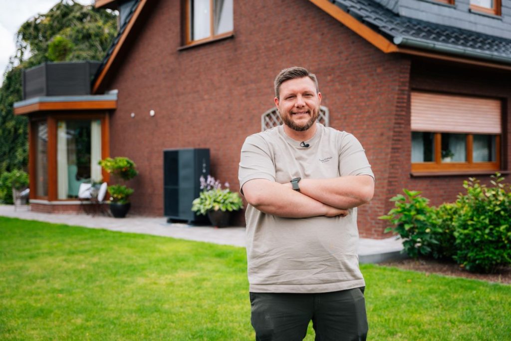 Zukunftssicher modernisieren: Effizient und sparsam dank moderner Wärmepumpentechnik 6 Panasonic Wärmepumpe Bauherr vor seinem Haus