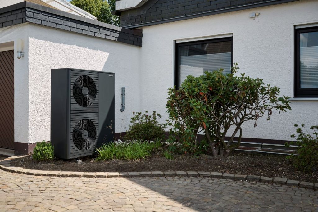 Vaillant Wärmepumpe vor dem Haus